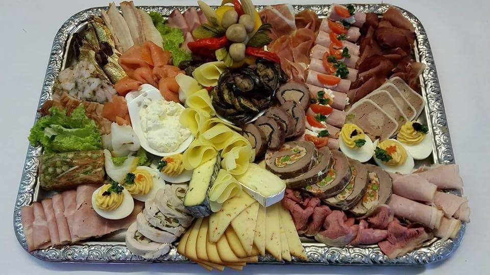 Exklusive Festtagsplatte mit Käse, Pasteten und geräuchertem Fisch