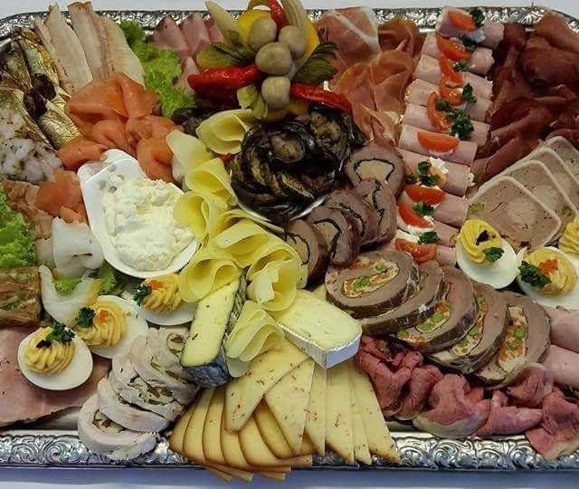 Exklusive Festtagsplatte mit Käse, Pasteten und geräuchertem Fisch