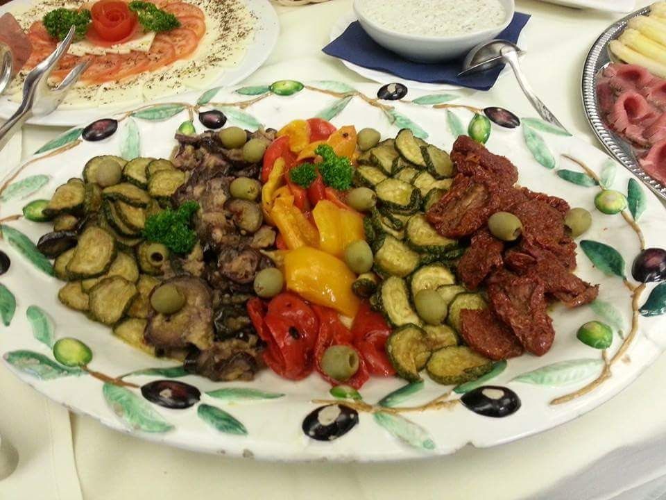 Platte mit mediterranem Grillgemüse wie Zucchini, Paprika Tricolore, Melanzani, Tomaten und Grünen Oliven Garnierung 