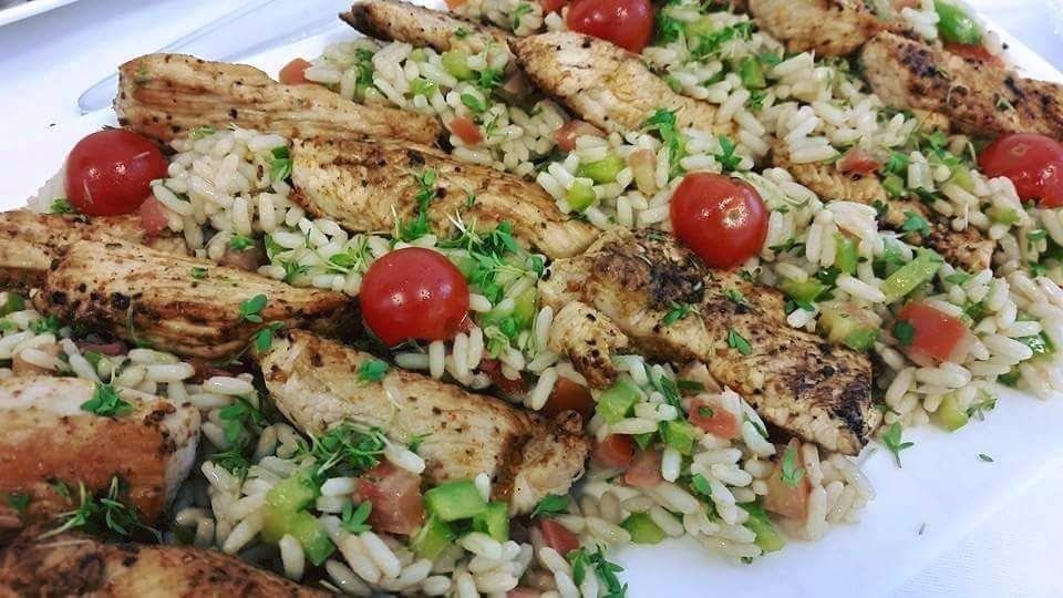 Pikanter Avocado - Tomaten Reissalat und gebratenen Hühnerfiletstreifen