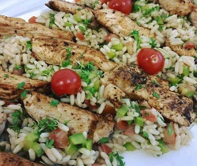 Pikanter Avocado - Tomaten Reissalat und gebratenen Hühnerfiletstreifen