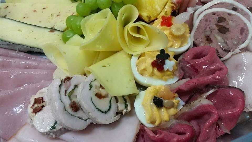 Detailfoto - Festtagsplatte mit gefüllter Putenbrust, gefüllte Eier, Putenschinken, Roastbeef, Jägerpastete, Schweinsbraten, Edamer, Jerome, Weinkäse, Weintrauben und Burgunder Schinken 