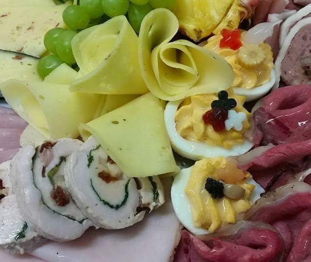 Detailfoto - Festtagsplatte mit gefüllter Putenbrust, gefüllte Eier, Putenschinken, Roastbeef, Jägerpastete, Schweinsbraten, Edamer, Jerome, Weinkäse, Weintrauben und Burgunder Schinken 