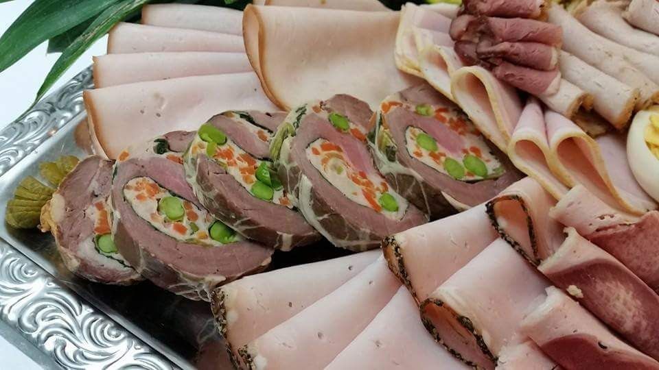Exklusive Aufschnittplatte mit gefüllten Schweinsfilet im Netzmantel