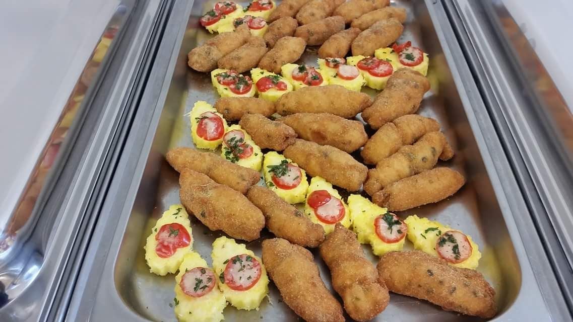 Warmes Buffet mit Hühnerbrustfilet - Kürbiskern Rouladen und Cremepolenta Konfekt 