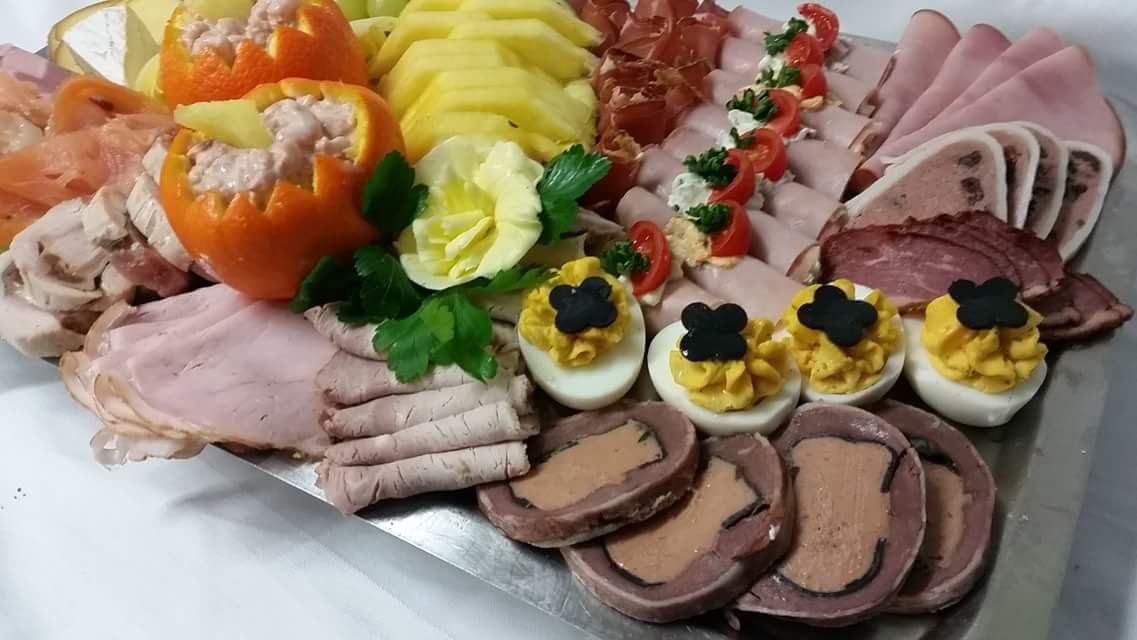 Exklusive Aufschnittplatte mit Rehmedallions gefüllt mit Gänseleber Pate, gefüllten Kräuter Eiern, Schinkenröllchen und Garnelen Cocktail in fruchtiger Orange 
