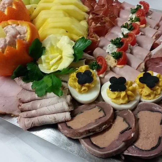 Exklusive Aufschnittplatte mit Rehmedallions gefüllt mit Gänseleber Pate, gefüllten Kräuter Eiern, Schinkenröllchen und Garnelen Cocktail in fruchtiger Orange 