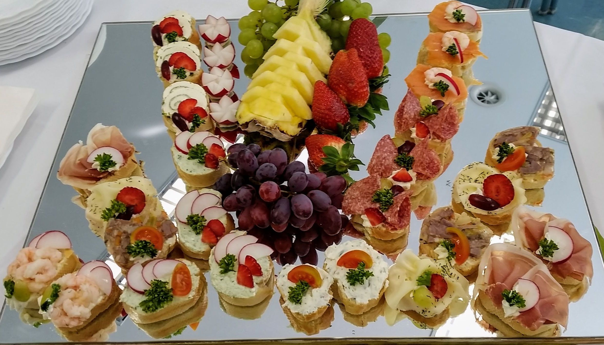 Spiegelplatte mit exklusiven Canape Häppchen