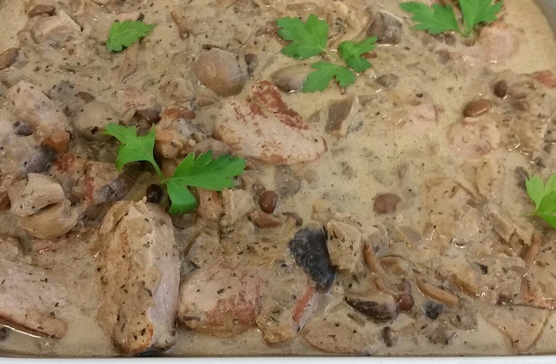 Warmes Buffet mit Schweinsfilet in Pilzrahmsauce 