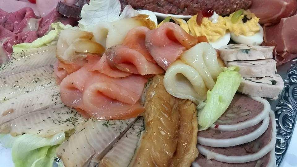 Detailfoto - Festtagsplatte mit Beef Tatar, gefüllter Putenbrust, Rehfilet mit Enten Paté, geräucherter Entenbrust, Schinkenröllchen mit Gervais Creme, gefüllte Eier, Schweinsfilet mit Gänseleber Creme, Wildhasen Terrine, Roastbeef, Prosciutto, Bresaola, Kümmel Karree, geräucherter Heilbutt, geräuchertes Makrelenfilet, Räucherlachs, geräuchertes Forellen Filet, Jägerpastete und Burgunder Schinken 