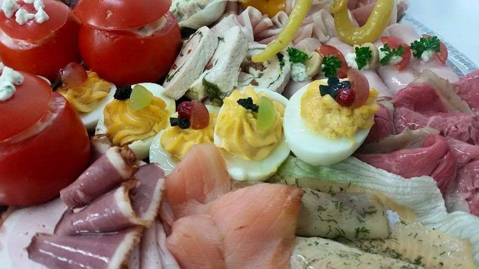 Detailfoto - Festtagsplatte mit gefüllter Putenbrust, geräucherter Entenbrust, Schinkenröllchen mit Gervais Creme, gefüllte Eier, Roastbeef, Rohschinken, Kümmel Karree, Räucherlachs, geräuchertes Forellen Filet, mit Französischem Salat gefüllte Tomaten und Burgunder Schinken 