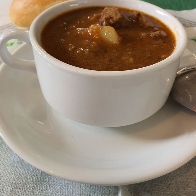 Hausgemachte Gulaschsuppe mit Gebäck