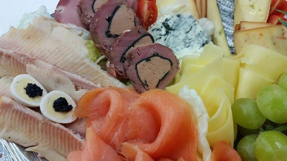 Exklusive Aufschnittplatte mit Rehmedaillon, Räucherfisch und Käse