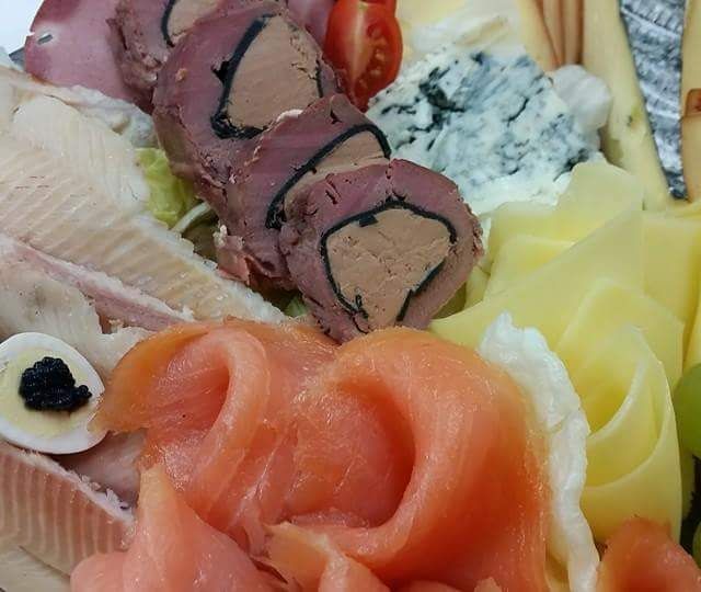 Exklusive Aufschnittplatte mit Rehmedaillon, Räucherfisch und Käse