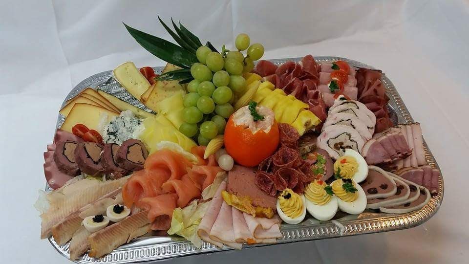 Exklusive Festtagsplatte mit geräuchertem Fisch