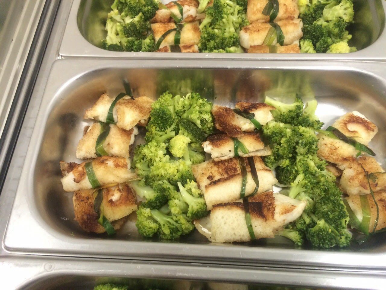 Warmes Buffet mit Rotbarschfilet in plattiertem Tramezzini Brotmantel und Brokkoli 