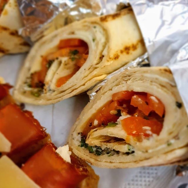 Kalte Fingerfood Happen - Pikante Wraps mit Käse, Tomaten, Rucola und Kresse 