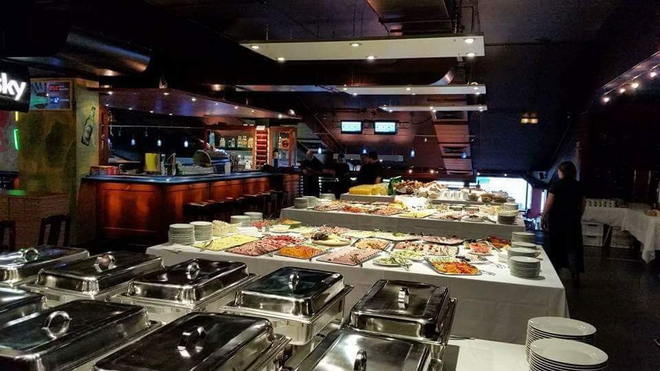 Catering mit kalten Aufschnitt Platten und warmen Buffet 